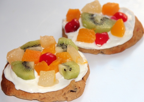 Cookie fruit pizza